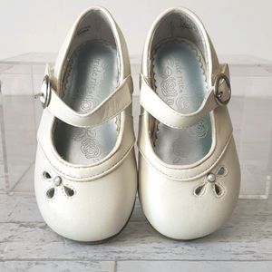 OFF WHITE STRIDE RITE LEATHER DRESS SHOE w/ BUCKLE